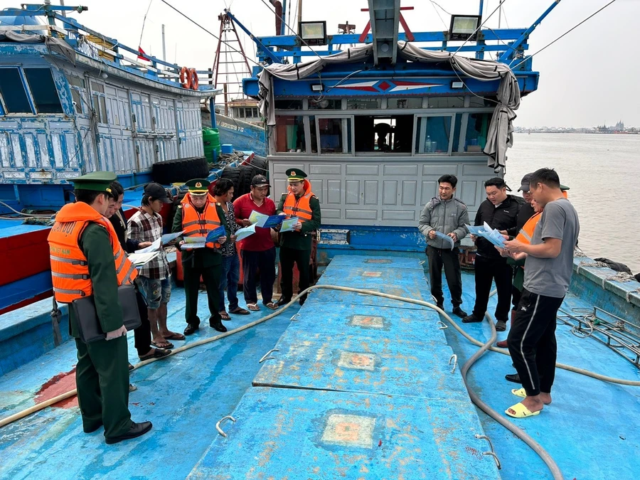 Bộ đội Biên phòng tỉnh Nam Định tuyên truyền, hướng dẫn ngư dân chấp hành nghiêm Luật Thủy sản.