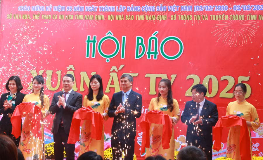 Các đại biểu cắt băng khai mạc Hội Báo Xuân Nam Định năm 2025.