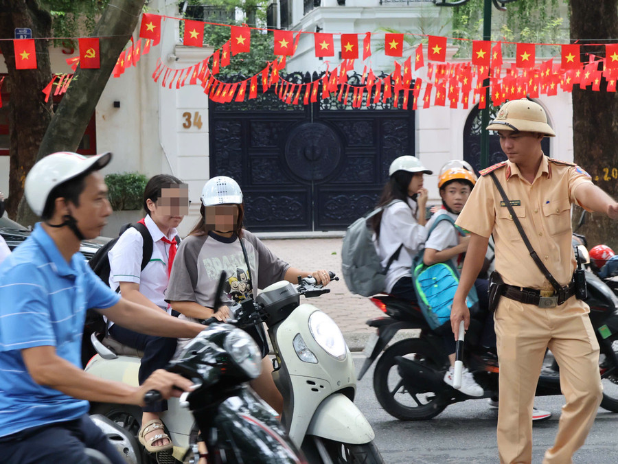 Lực lượng chức năng xử lý vi phạm giao thông liên quan đến phụ huynh, học sinh. 3.png