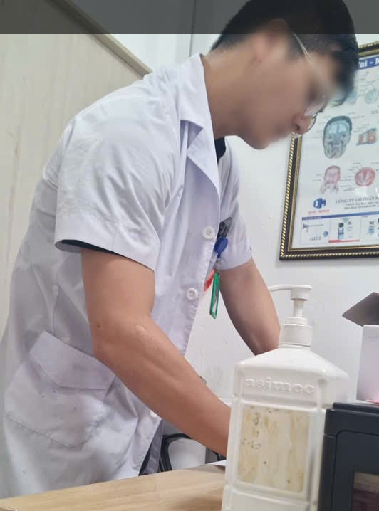 Thanh niên trẻ tuổi khám cho bệnh nhân tại phòng 108 - (Ảnh: cắt từ video). z6694010892051-0d50c4da52f7ab743ab3dcd38bbb9b04.jpg