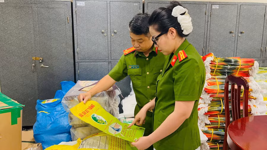 Nhóm người kinh doanh hơn 17 tấn gạo giả nhãn hiệu gạo ST25 bị khởi tố