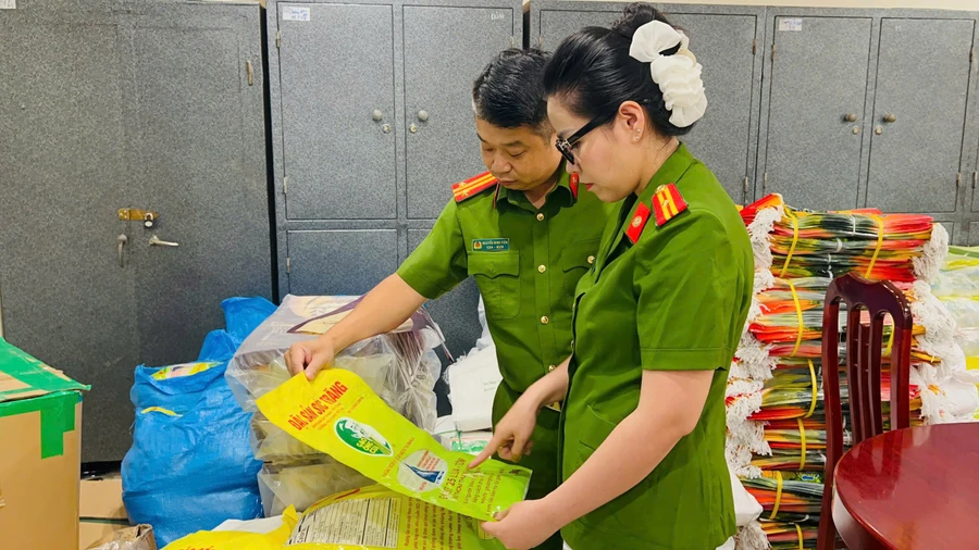 Nhóm người kinh doanh hơn 17 tấn gạo giả nhãn hiệu gạo ST25 bị khởi tố
