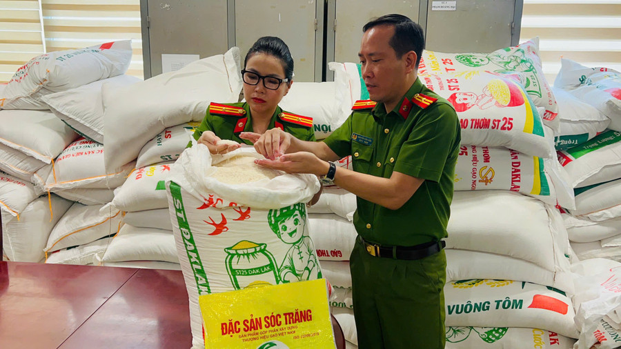 Số lượng giả gạo giả nhãn hiệu Gạo ST25 được bán ra thị trường thu lời hàng trăm triệu đồng. z6650810686761-d7eda92df1669a90db44c818ed19b4c4.jpg