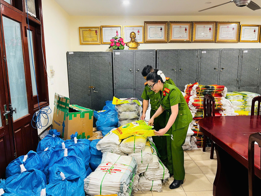 Các đối tượng không tích trữ gạo, khi có đơn hàng đặt số lượng lớn mới đặt gạo và các loại bao bì giả để đóng gói. z6650810686842-89894c8e5eab61d70c890fb7dc8102f6.jpg