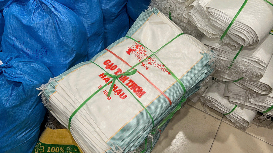 Cơ quan chức năng thu giữ thêm nhiều vỏ bao được in ấn nhãn hiệu khác. z6650810686770-f0c2c15c40edff5719e29c2f053493d7.jpg