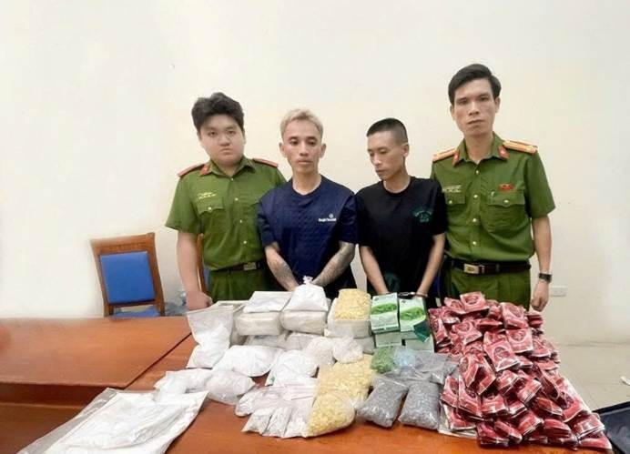 Hai đối tượng tại cơ quan công an.(Ảnh: CAHN).