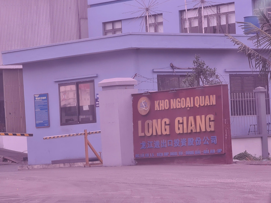 Bên trong khu đất kho ngoại quan Long Giang chính là địa chỉ ghi trên bao bì "Chân gà sả tắc bà Tuyết" được sản xuất bởi Công ty TNHH Bảo Châu, Hải Phòng. z6738900175452-dbe2faf92e96336f39f8598289ef6942.jpg