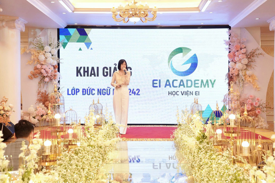 Cô Nguyễn Hồng Yến - Giám đốc EI Academy Đống Đa giới thiệu về chương trình đào tạo tiếng Đức cho các bạn học viên tại sự kiện. 3.jpg