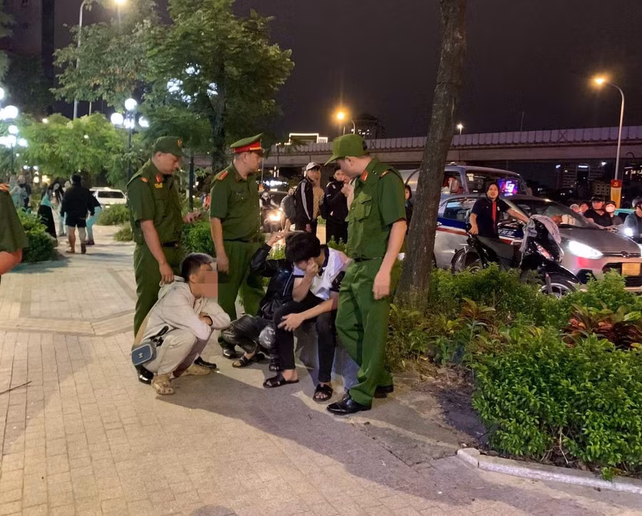 Lực lượng chức năng bắt giữ 3 đối tượng. (Ảnh: CAHN).