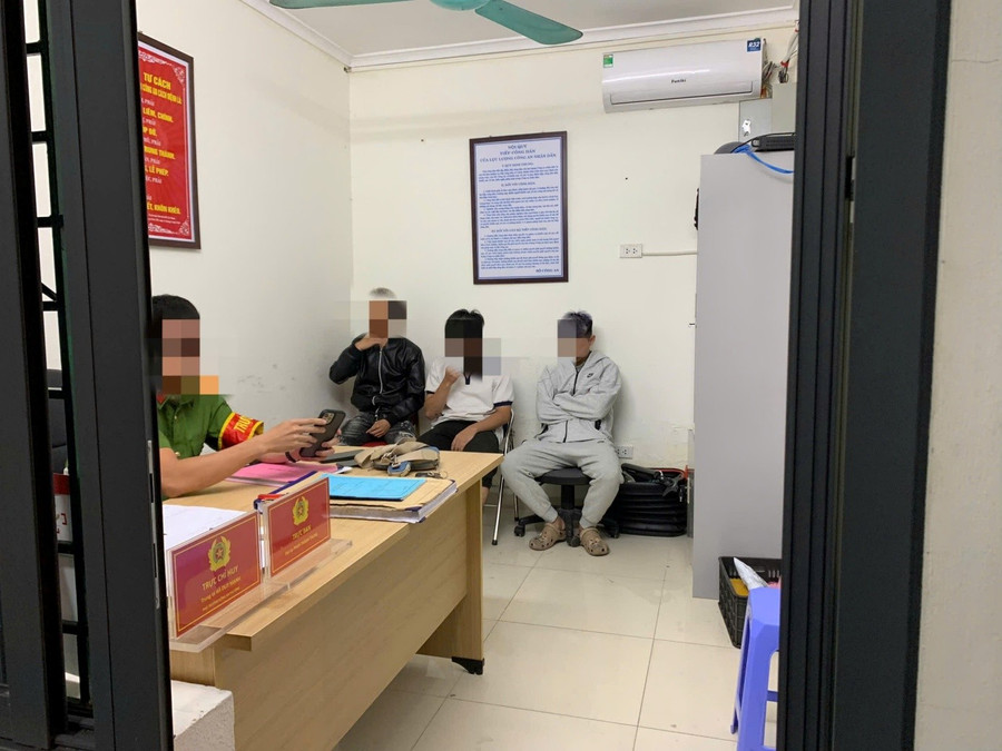 3 đối tượng được bàn giao cho Công an phường Đống Đa để xử lý. tai-xuong-3.jpg
