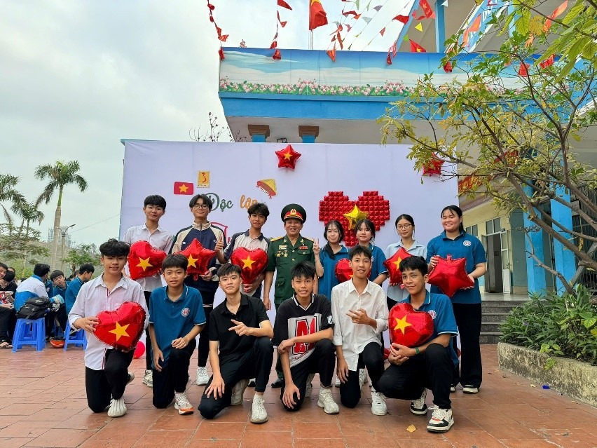 Học sinh giao lưu kể chuyện truyền thống với bác Vũ Ngọc Trường – Cựu cựu chiến binh từng trực tiếp chiến đấu trong những năm tháng kháng chiến. 2-306.jpg