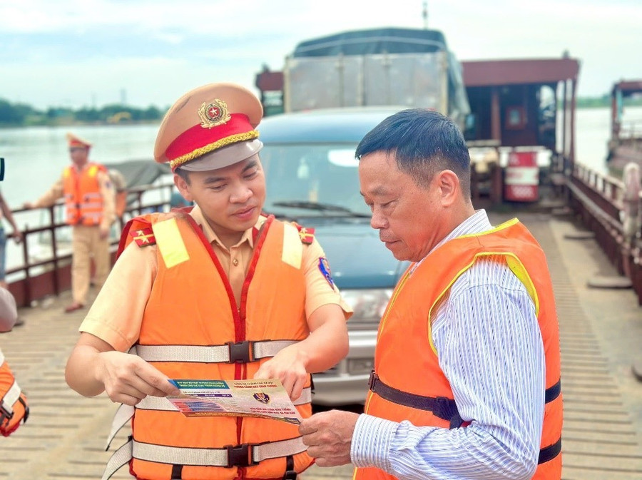 Đẩy mạnh công tác tuyên truyền, hướng dẫn pháp luật về an toàn giao thông. 18.jpg