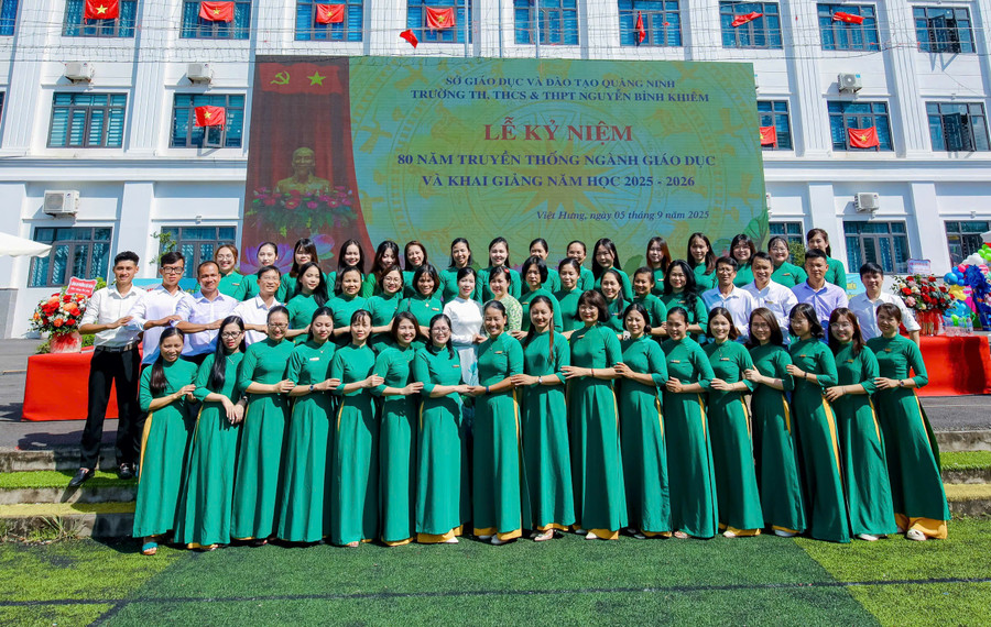 Ban lãnh đạo, tập thể giáo viên Trường liên cấp Nguyễn Bỉnh khiêm với quyết tâm sẵn sàng cho năm học mới đạt thành tích cao nhất. 1.png