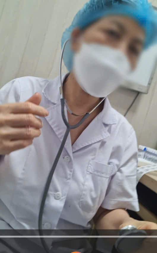Người phụ nữ khám cho bệnh nhân tại phòng 107, không đeo biển tên, biển hiệu - (Ảnh: cắt từ video). z6694000211186-f072838027d6b66c7c84427b17012c9c.jpg