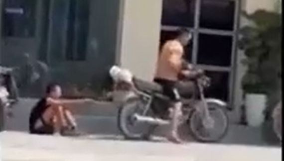 Bé trai bị buộc xích, dùng xe máy kéo lê trên đường không khỏi xót xa - (Ảnh: cắt từ video). screenshot-2025-07-06-114700.png