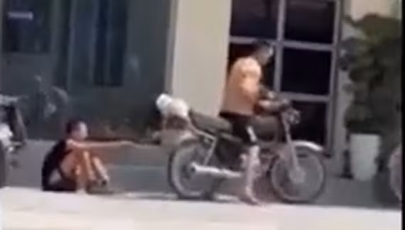 Ảnh: Hình ảnh bé trai bị kéo lê trên đường.