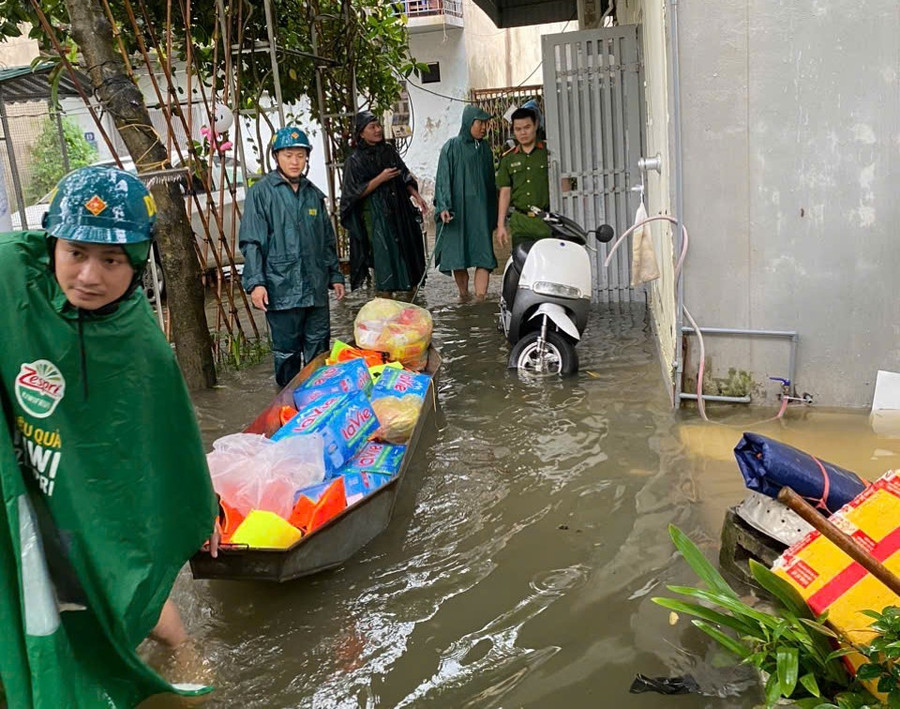 Công an phường Kiến Hưng hỗ trợ người dân bị cô lập.