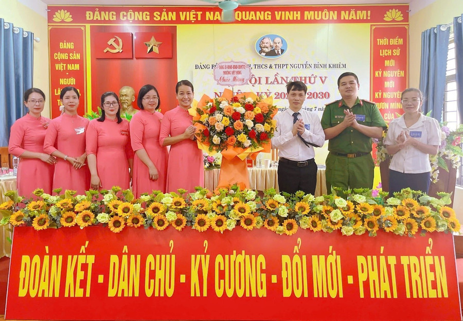 សាខាប្រតិបត្តតិបក្សនៃសាលាបឋមសិក្សាអនុវិទ្យាល័យ និង ង្វៀន ប៊ិញឃីម សម្រាប់ចុងក្រោយ 2025-2030។ 9.jpg