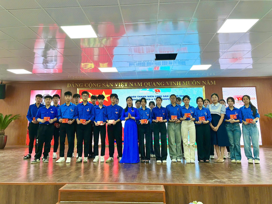 Trao huy hiệu và thẻ đoàn cho Đoàn viên mới. 7.png