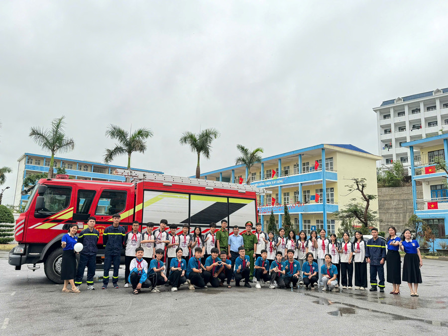 Trường Nguyễn Bỉnh Khiêm đã tổ chức thành công Hội thi "Báo cháy 114" với sự hưởng ứng, tham gia sôi nổi của tất cả các giáo viên và học sinh. 5.jpg
