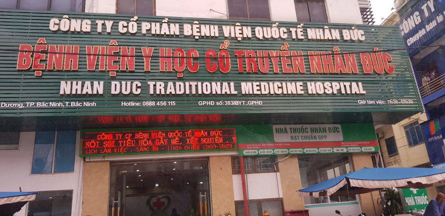Trên biển bảng Bệnh viện Y học cổ truyền Nhân Đức chỉ hiển thị số Giấy phép hoạt động, không hiển thị bác sĩ phụ trách chuyên môn. z6692788864967-52a25ffd253199b90770ced0dc565799.jpg