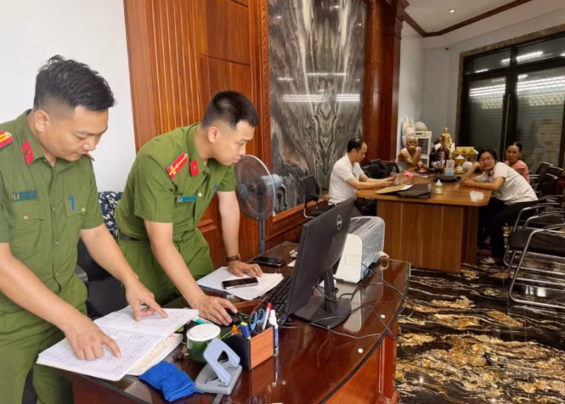 Khám xét nhà giang hồ Bùi Quốc Ý. (Ảnh: CAND).