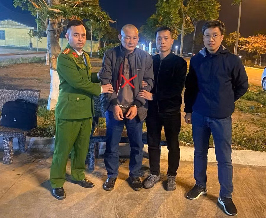 Vũ Hữu Thuyên (dấu X) bị bắt giữ sau 11 năm lẩn trốn ở nước ngoài.