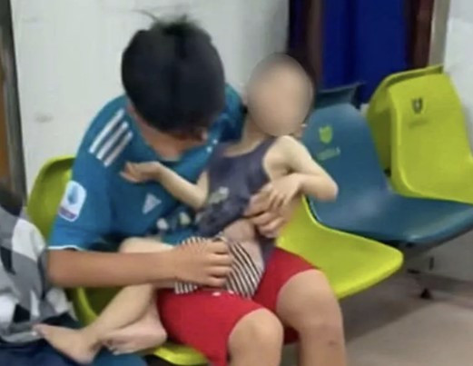 Hình ảnh cháu A. được đưa đến BVĐK tỉnh Nam Định vào ngày 3/5 - (Ảnh: cắt từ video). bvdk-nam-dinh-8995.jpg
