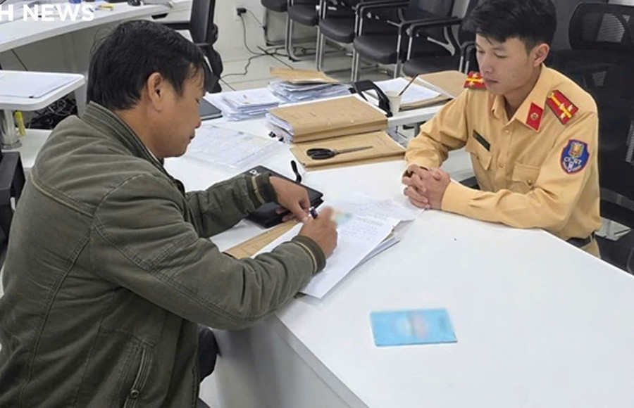 Cơ quan chức năng không xử phạt hành vi vượt đèn đỏ vì tài xế Thành chở người tai nạn cấp cứu. z6710649291767-51f5e1e38ad2a667d77b335af11c1dba-2036.jpg
