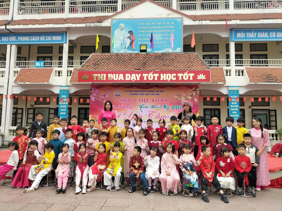 Học sinh rộn ràng, háo hức tại chương trình Hội Chợ Xuân 2026.