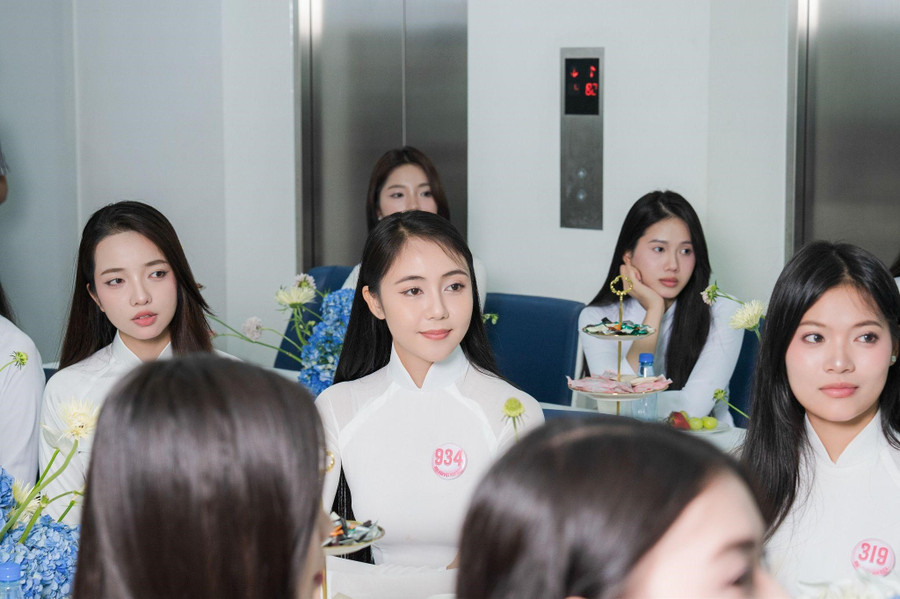 Các thí sinh Hoa hậu Việt Nam lắng nghe chia sẻ chuyên môn tại khu vực hội thảo của Bệnh viện Thẩm mỹ SIAM Thailand – đơn vị bảo trợ nhan sắc chính thức của cuộc thi. 3.jpg