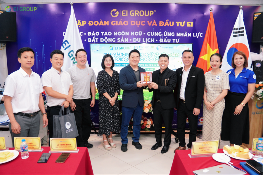 Tập đoàn Giáo dục & Đầu tư EI tặng quà lưu niệm cho Trường Đại học Nữ Sungshin. 4.png