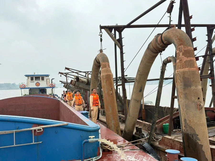 Bắt giữ tàu hút cát trái phép trên sông Hồng