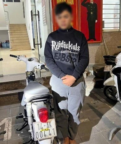 Nam thanh niên cùng phương tiện vi phạm.(Ảnh: CAHN).