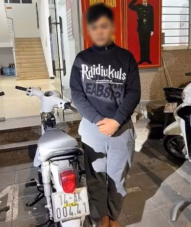 Nam thanh niên cùng phương tiện vi phạm.(Ảnh: CAHN).