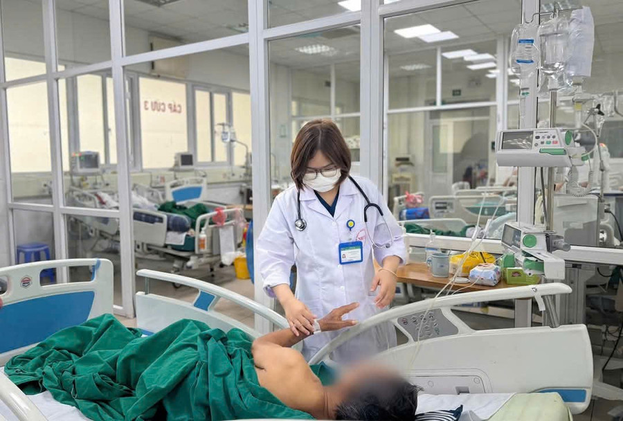 Bệnh nhân V.Đ.P. nhập viện trong tình trạng sốt cao kéo dài, đau đầu dữ dội, nôn vọt và rối loạn ý thức. z6608884282702-2754e1a80c713e5abb0cfeacefdf9eae.jpg