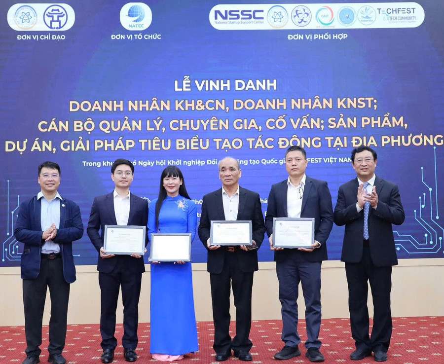 Bà Trịnh Thị Hồng Vân (thứ 3 từ trái sang) nhận bằng vinh danh Doanh nhân Khoa học & Công nghệ tiêu biểu. z7322205204701-6dc54763547c6fe70b45f2f1446edb54.jpg