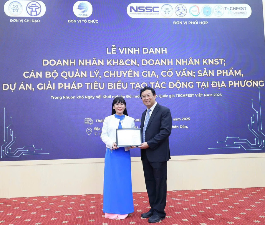 Bà Trịnh Thị Hồng Vân chụp ảnh lưu niệm cùng ông Phạm Hồng Quất - Cục trưởng Cục Khởi nghiệp và Doanh nghiệp công nghệ (Bộ KH&CN) z7322205216526-b898a6597d82a40e2ba6d431f0391315.jpg