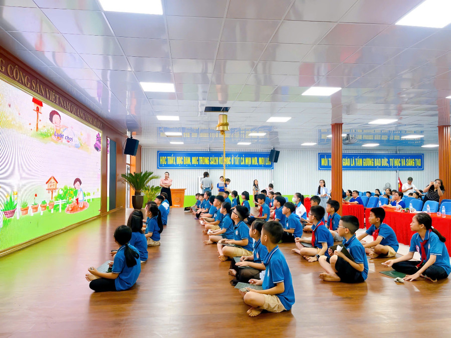 Các em học sinh hào hứng tham gia “Rung chuông vàng” với chủ đề phòng cháy chữa cháy. 1.jpg