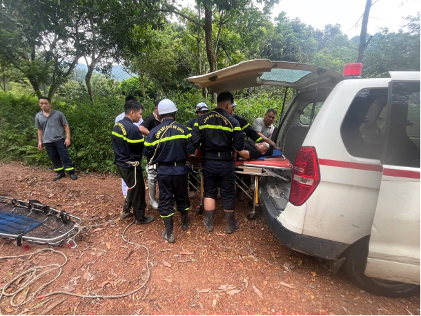 Lực lượng cứu hộ bàn giao nạn nhân cho lực lượng y tế đưa đi cấp cứu. 15.png