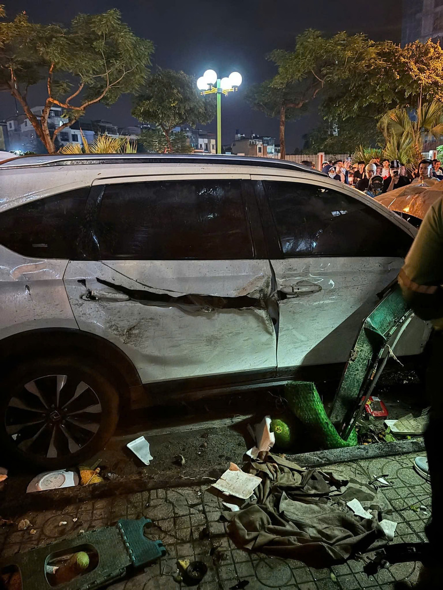 Chiếc xe màu trắng mang nhãn hiệu Honda được xác định gây tai nạn. z6811622935428-0977b475466b2a517172801669938bb4.jpg