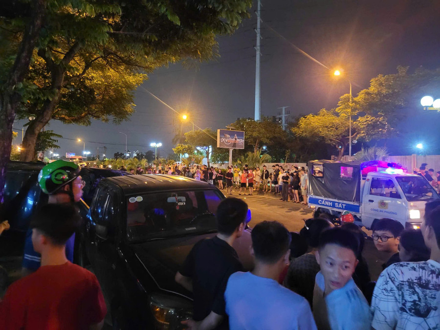 Lực lượng chức năng có mặt tại hiện trường để giải quyết vụ việc. z6811622916277-cfe67422d77419f09f9f83ead8f5a4e4.jpg