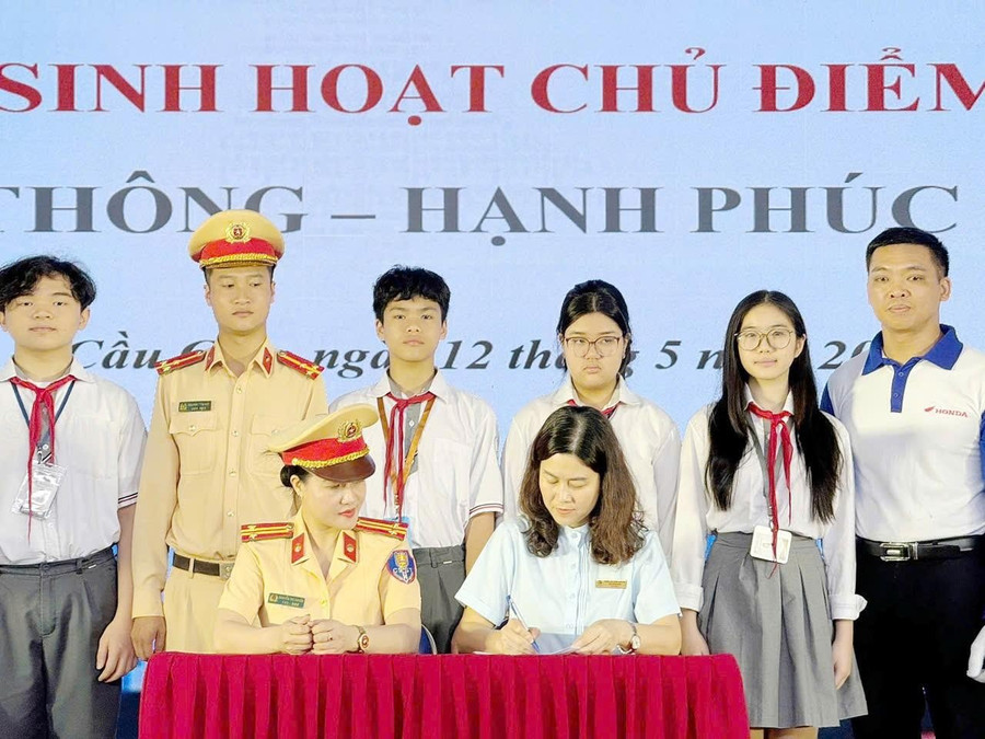 Đại diện trường THCS Trương Công Giai ký cam kết ký cam kết chấp hành nghiêm các quy định về trật tự, an toàn giao thông. 11-1305.jpg