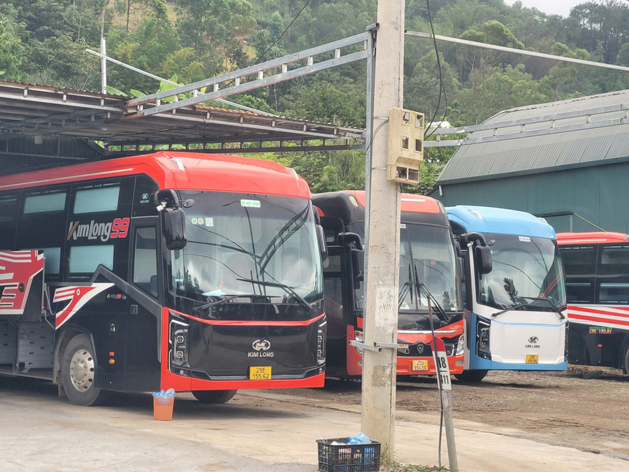 Nhiều xe khách lập bến tự phát hoạt động tuyến Hà Nội - Sơn La. 