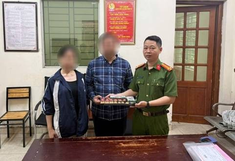 Cháu N. được giải cứu an toàn và bàn giao tài sản cho gia đình. tai-xuong.jpg