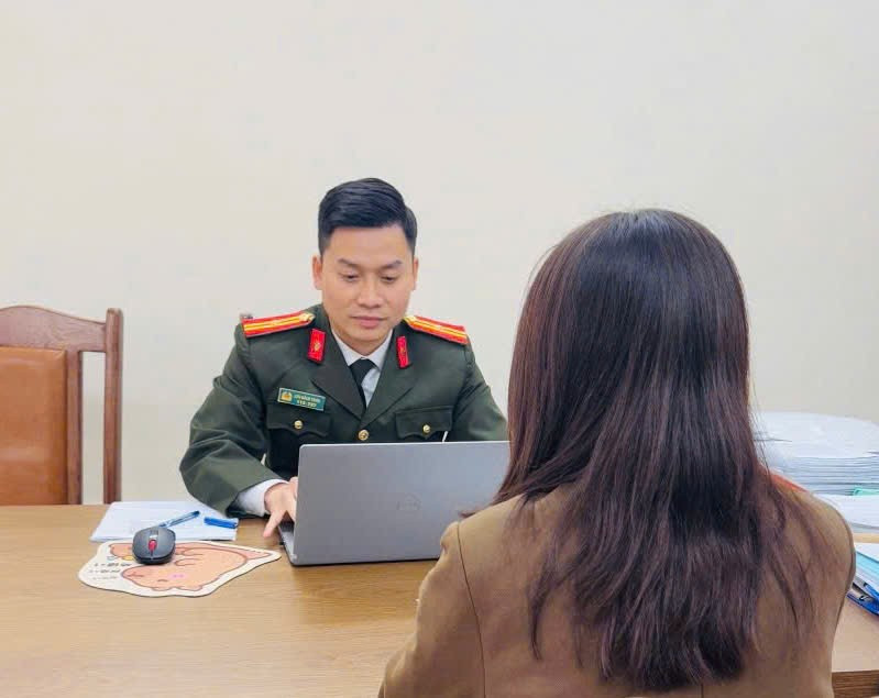 Chị N.T.H làm việc với cơ quan công an.(Ảnh: CAHN).