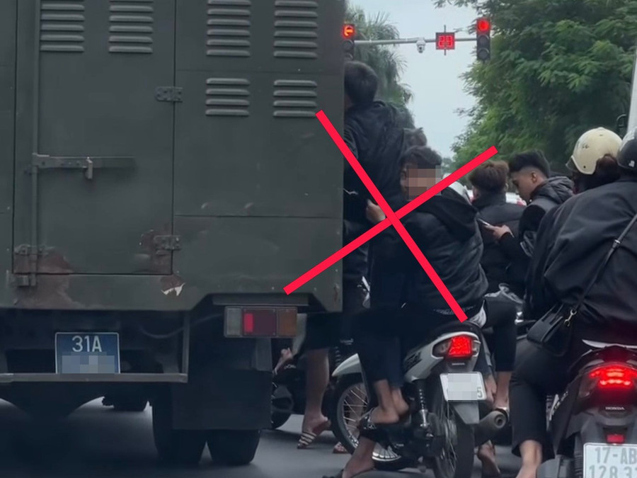Nhóm thanh niên bám theo xe chở phạm nhân. (Ảnh: CAHN).