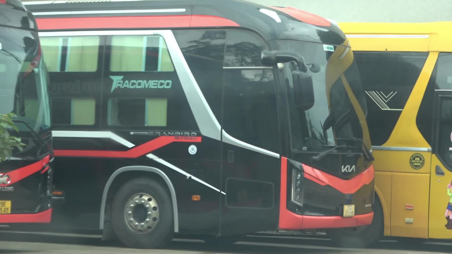 Nhiều xe khách lập bến tự phát hoạt động tuyến Hà Nội - Sơn La.