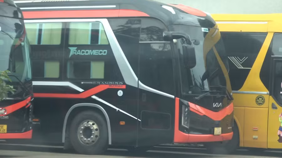 Nhiều xe khách lập bến tự phát hoạt động tuyến Hà Nội - Sơn La.