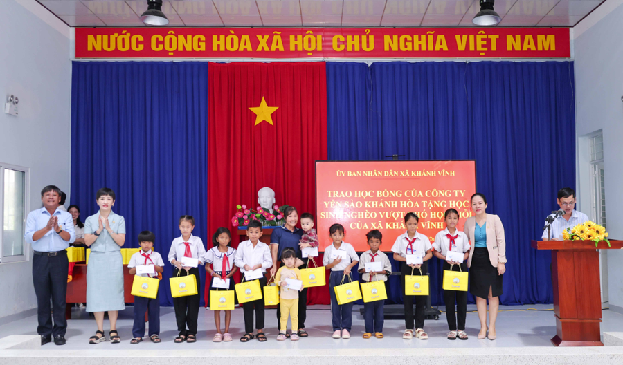 Công ty Yến Sào Khánh Hòa chia sẻ hỗ trợ học sinh nghèo.